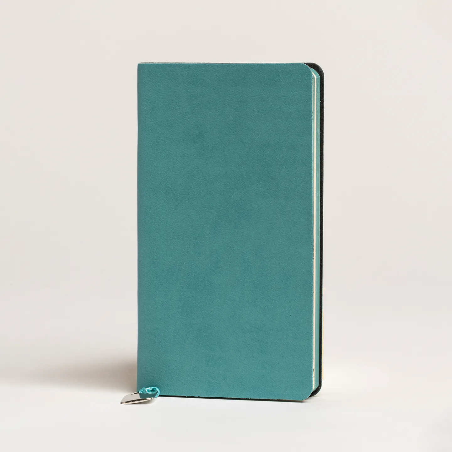 10 x 17 cm Termo PU Yumuşak Kapaklı Tarihsiz Defter, 196 Sayfa, 80 gr Ivory Krem Çizgili İç Kağıt, Renkli Kenarlı, Metal Tokalı, Karton Kılıflı Promozone