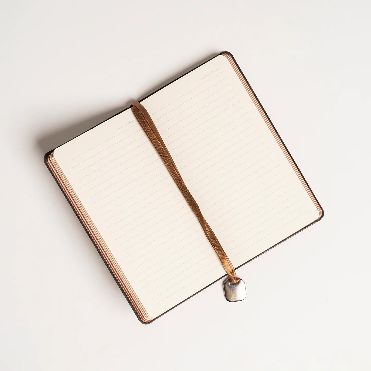 10 x 17 cm Termo PU Yumuşak Kapaklı Tarihsiz Defter, 196 Sayfa, 80 gr Ivory Krem Çizgili İç Kağıt, Renkli Kenarlı, Metal Tokalı, Karton Kılıflı Promozone