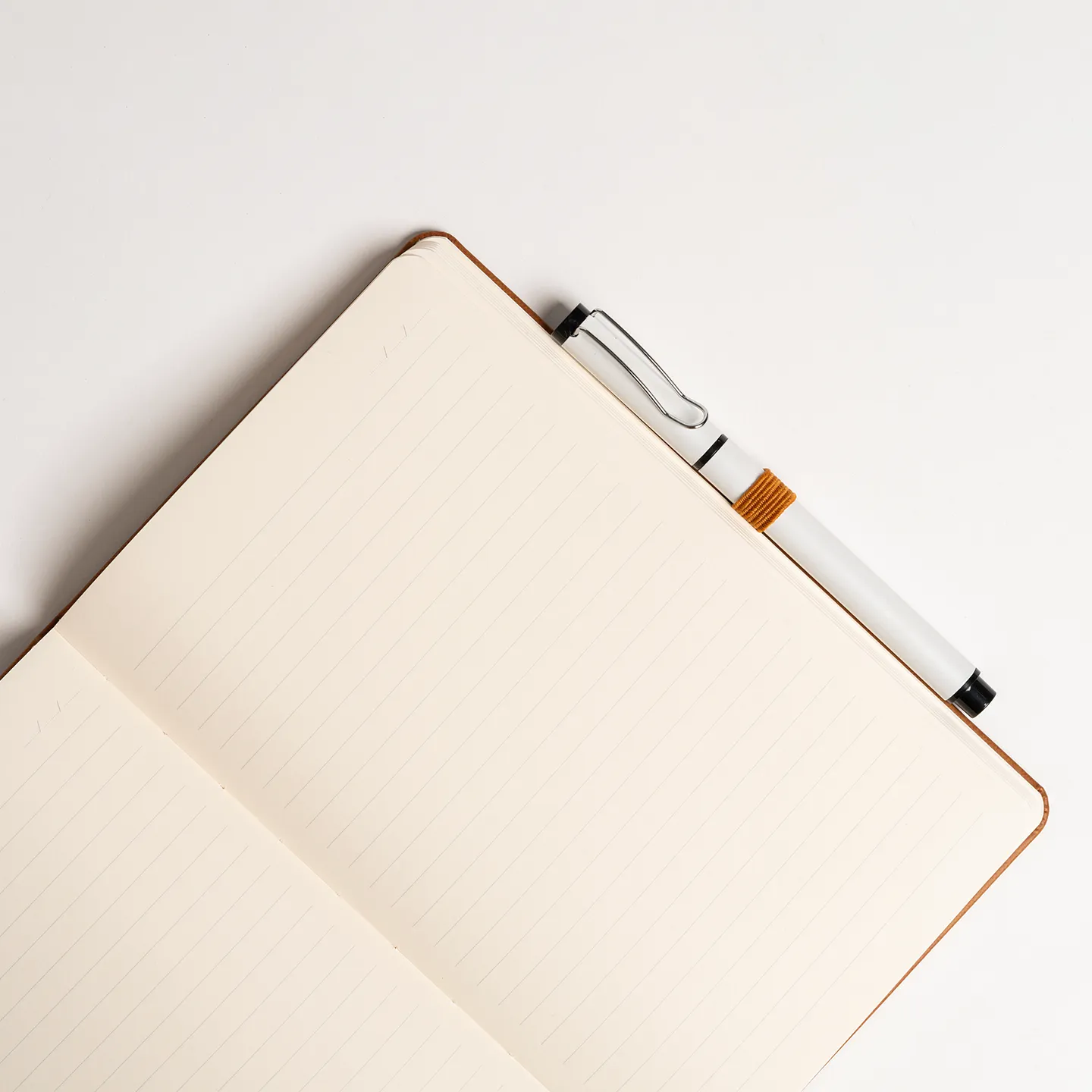 13 x 21 cm Termo PU Sert Kapaklı Tarihsiz Defter, 224 Sayfa, 70 gr Ivory Krem Çizgili İç Kağıt, Esnek Kapak Lastikli, Kalem Tutuculu Promozone