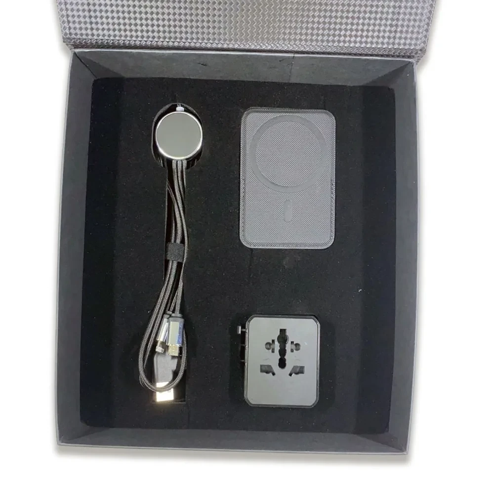 25W Evrensel Seyahat Adaptörü, MagSafe Kartvizit Cüzdanı ve 60W Şarj Kablosu Kutulu Hediye Seti