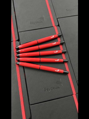 13 x 21 cm Termo PU Sert Kapaklı Tarihsiz Defter 196 Sayfa 80 gr Ivory Krem İç Kağıt Çizgili Renkli Kenarlı Kalem Tutuculu Lazer Kazımalı Renkli Logo Uygulaması