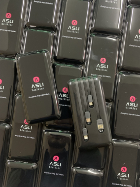 10000 mah Dijital Ekran Göstergeli Dahili Kablolu powerbank