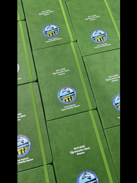 13 x 21 cm Termo PU Sert Kapaklı Tarihsiz EKONOMİK Defter, 160 Sayfa, 60 gr Holmen Krem Çizgili İç Kağıt, Esnek Kapak Lastikli, Kalem Tutuculu