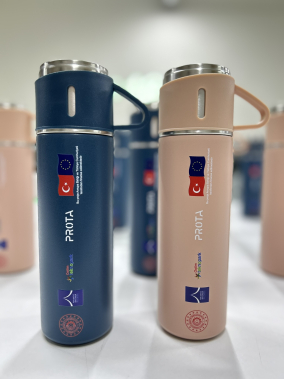 500 ml Kaydırmaz Taban Bardaklı Termos