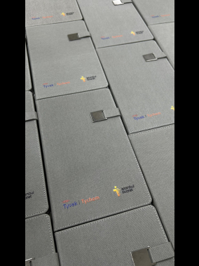 13 x 21 cm Denim Termo PU Sert Kapaklı Tarihsiz Defter, 224 Sayfa, 80 gr. Ivory Krem Çizgili İç Kağıt, Renkli Kenarlı, Metal Tokalı