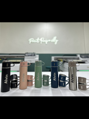 580 ml Kaydırmaz Taban Bardaklı Termos