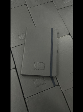 13 x 21 cm Termo PU Sert Kapaklı Tarihsiz EKONOMİK Defter, 160 Sayfa, 60 gr Holmen Krem Çizgili İç Kağıt, Esnek Kapak Lastikli, Kalem Tutuculu