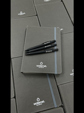 15 x 21.5 cm Termo Deri Kapaklı Gizli Spiralli Tarihsiz Defter 240 Sayfa 80 gr Ivory Krem İç Kağıt Çizgili Lastikli