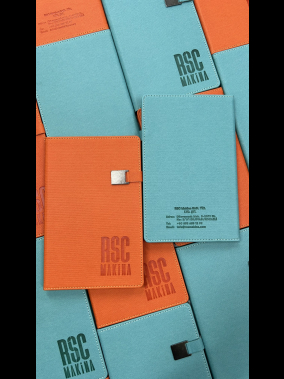 13 x 21 cm Denim Termo PU Sert Kapaklı Tarihsiz Defter, 224 Sayfa, 80 gr. Ivory Krem Çizgili İç Kağıt, Renkli Kenarlı, Metal Tokalı