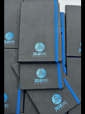 13 x 21 cm Termo PU Sert Kapaklı Tarihsiz Defter 196 Sayfa 80 gr Ivory Krem İç Kağıt Çizgili Renkli Kenarlı Kalem Tutuculu Lazer Kazımalı Renkli Logo Uygulaması