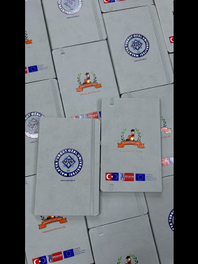 13 x 21 cm Termo PU Sert Kapaklı Tarihsiz EKONOMİK Defter, 160 Sayfa, 60 gr Holmen Krem Çizgili İç Kağıt, Esnek Kapak Lastikli, Kalem Tutuculu