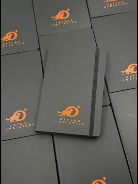 13 x 21 cm Suni Deri Sert Kapaklı Tarihsiz Defter 160 Sayfa 55 gr Holmen Krem Çizgili Lastikli Kalem Tutuculu Ekonomik Model