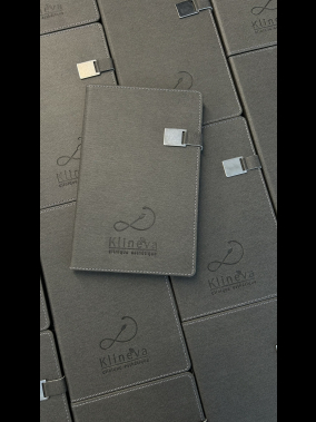 13 x 21 cm Denim Termo PU Sert Kapaklı Tarihsiz Defter, 224 Sayfa, 80 gr. Ivory Krem Çizgili İç Kağıt, Renkli Kenarlı, Metal Tokalı