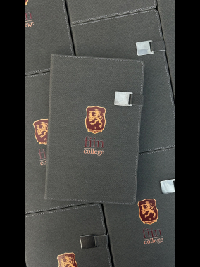 13 x 21 cm Denim Termo PU Sert Kapaklı Tarihsiz Defter, 224 Sayfa, 80 gr. Ivory Krem Çizgili İç Kağıt, Renkli Kenarlı, Metal Tokalı