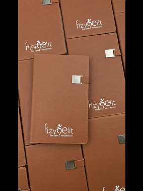 13 x 21 cm Denim Termo PU Sert Kapaklı Tarihsiz Defter, 224 Sayfa, 80 gr. Ivory Krem Çizgili İç Kağıt, Renkli Kenarlı, Metal Tokalı