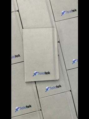 13 x 21 cm Termo PU Sert Kapaklı Tarihsiz EKONOMİK Defter, 160 Sayfa, 60 gr Holmen Krem Çizgili İç Kağıt, Esnek Kapak Lastikli, Kalem Tutuculu