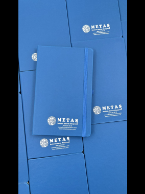 13 x 21 cm Suni Deri Sert Kapaklı Tarihsiz Defter 160 Sayfa 55 gr Holmen Krem Çizgili Lastikli Kalem Tutuculu Ekonomik Model