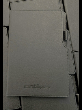 14,5 x 21 cm Termo Deri PU Sert Kapaklı Tarihsiz Defter, 224 Sayfa, 80 gr Ivory Krem Çizgili İç Kağıt, Kenar Boyalı, Kalem Tutuculu