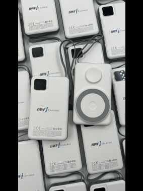 S-link M120 10000mAh Type-C PD20W Hızlı Şarj+QC 3.0 18W Şarj Kablosuz Wireless ve Magsafe 15W Şarj Dahili Type-C+Lightning Uyumlu Kablolu Dijital Ekranlı Taşınabilir Powerbank