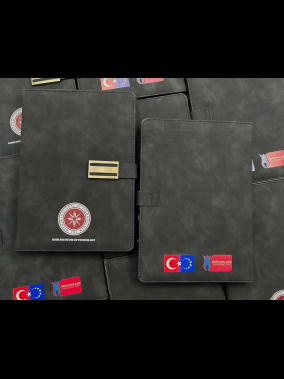 15,5 x 21,5 cm Termo PU Sert Kapaklı Defter 224 Sayfa 80 gr Krem İç Kağıt Metal Tokalı Kenar Boyalı Karton Kılıflı