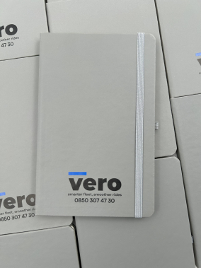 13 x 21 cm Suni Deri Sert Kapaklı Tarihsiz Defter 160 Sayfa 55 gr Holmen Krem Çizgili Lastikli Kalem Tutuculu Ekonomik Model