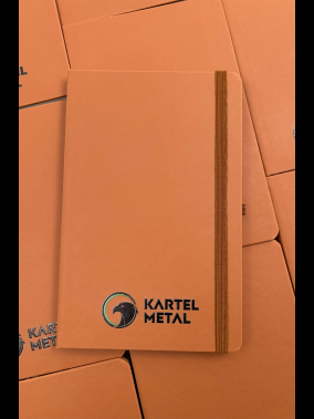 13 x 21 cm Suni Deri Sert Kapaklı Tarihsiz Defter 160 Sayfa 55 gr Holmen Krem Çizgili Lastikli Kalem Tutuculu Ekonomik Model
