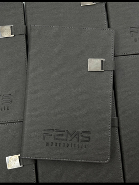 13 x 21 cm Denim Termo PU Sert Kapaklı Tarihsiz Defter, 224 Sayfa, 80 gr. Ivory Krem Çizgili İç Kağıt, Renkli Kenarlı, Metal Tokalı