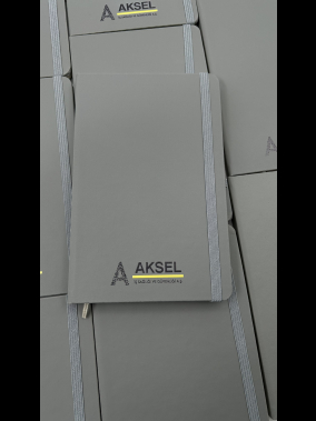 13 x 21 cm Suni Deri Sert Kapaklı Tarihsiz Defter 160 Sayfa 55 gr Holmen Krem Çizgili Lastikli Kalem Tutuculu Ekonomik Model