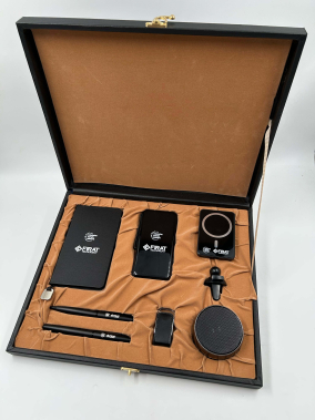 7’li Deri Kutulu VIP Hediye Seti (Defter, Kalemler, USB Bellek, Hoparlör & Araç Telefon Tutucu)