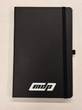 13 x 21 cm Termo PU Sert Kapaklı Tarihsiz EKONOMİK Defter, 160 Sayfa, 60 gr Holmen Krem Çizgili İç Kağıt, Esnek Kapak Lastikli, Kalem Tutuculu