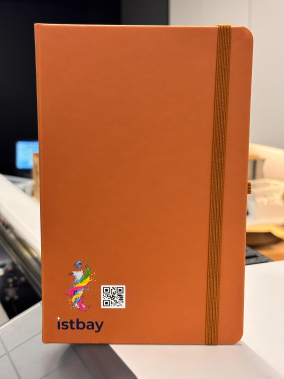 13 x 21 cm Suni Deri Sert Kapaklı Tarihsiz Defter 160 Sayfa 55 gr Holmen Krem Çizgili Lastikli Kalem Tutuculu Ekonomik Model