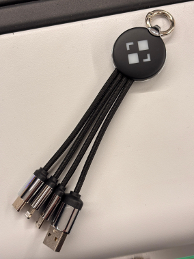 EVA Çantalı Işıklı Logolu Anahtarlık Tipi 3’ü 1 Arada Promosyon Şarj Kablosu (USB-C, Lightning, Micro USB)