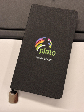 10 x 17 cm Termo PU Yumuşak Kapaklı Tarihsiz Defter, 196 Sayfa, 80 gr Ivory Krem Çizgili İç Kağıt, Renkli Kenarlı, Metal Tokalı, Karton Kılıflı