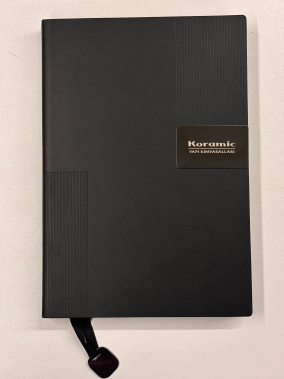 14 x 21 cm Termo Deri Sert Kapaklı Tarihsiz Defter, 224 Sayfa, 80gr Ivory İç Kağıt, Kenarları Boyalı, Metal Tokalı, Metal Baskı Alanı