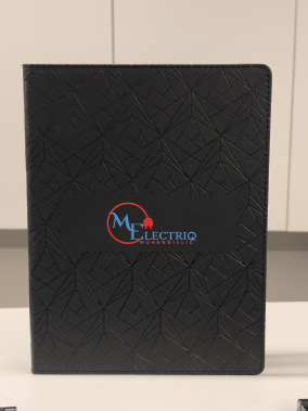 19,5 x 25 cm Termo PU Sert Kapaklı Geometrik Desenli Tarihsiz Defter 196 Sayfa 90 gr Ivory Krem İç Kağıt Kareli ve Cetvelli Lastikli