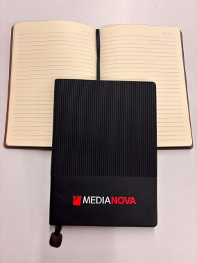 15,5 x 21,5 cm Termo PU Yumuşak Kapaklı Tarihsiz Defter 224 Sayfa 80 gr Krem İç Kağıt Metal Tokalı Renkli Kenar Karton Kılıflı